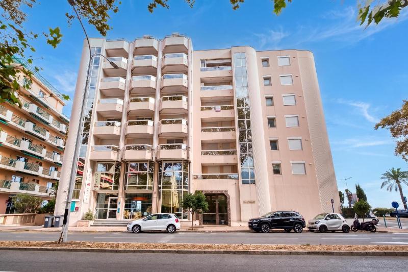 Rives d'Azur Apt with Sea View Terrace - Happy Rentals - image 25