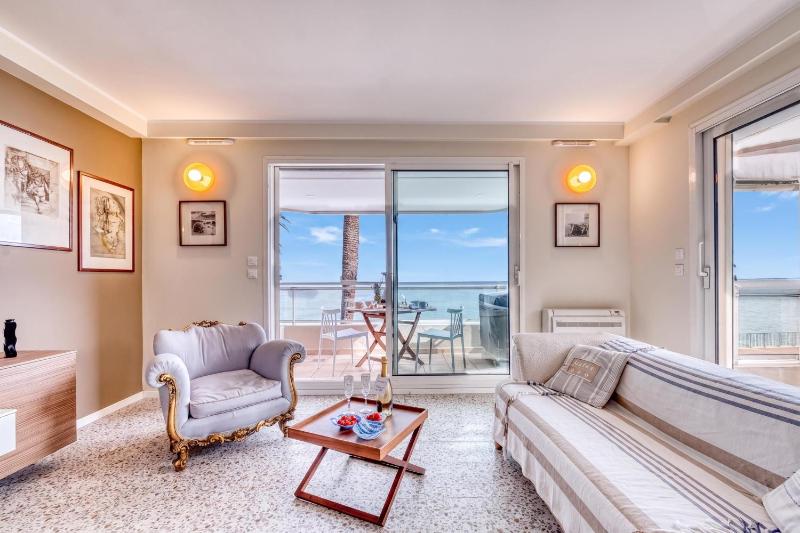 Rives d'Azur Apt with Sea View Terrace - Happy Rentals - image 8