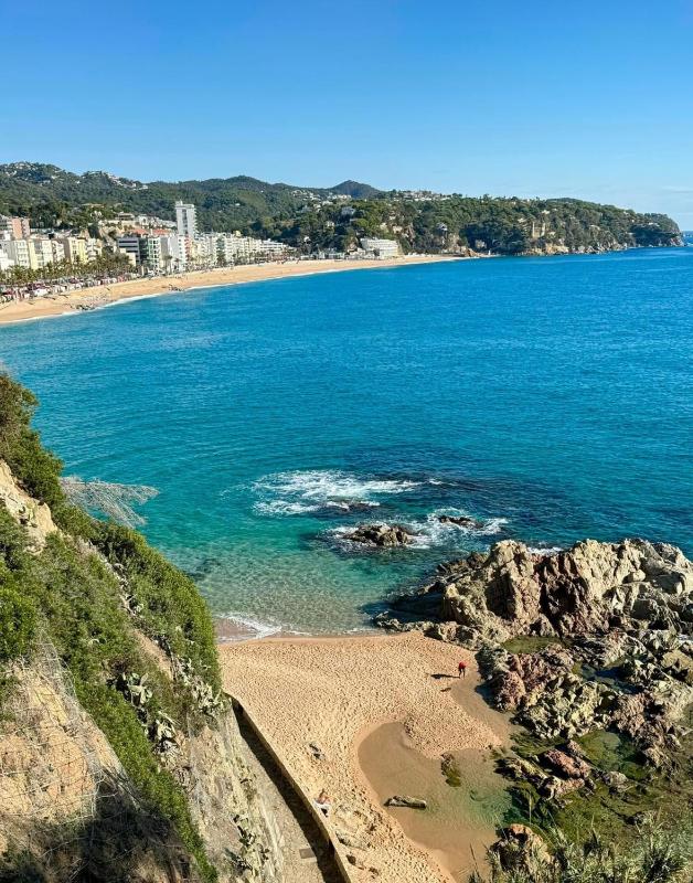 Charming 1-Bedroom Apartment with Pool in Lloret de Mar - image 33