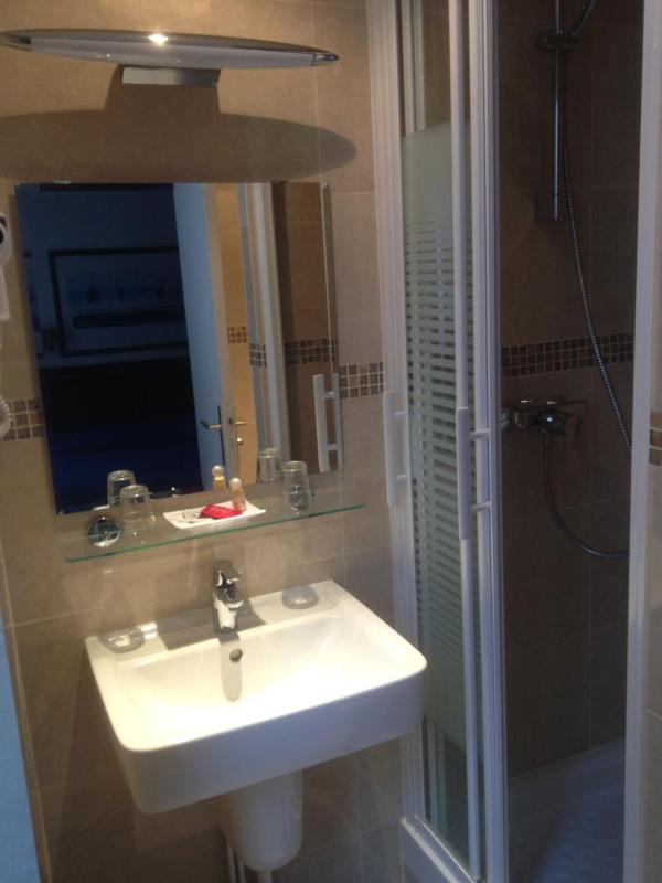 Twin Room with Shower image 1