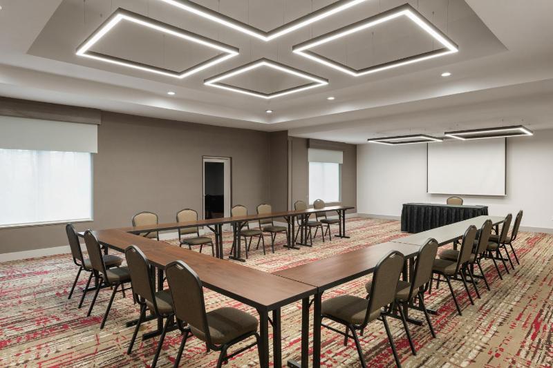 Hilton Garden Inn Portland Airport - image 2
