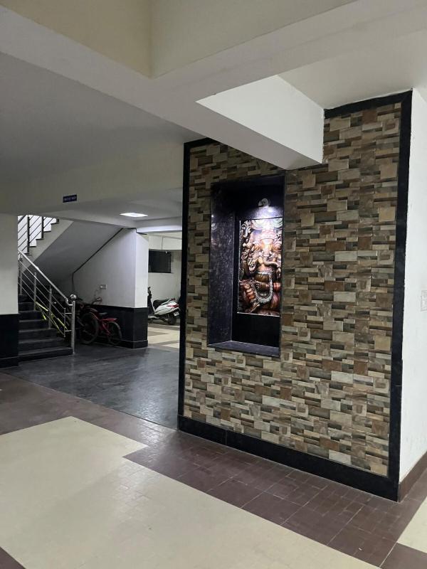Grand 3BHK Apartment in Prime Area - image 4