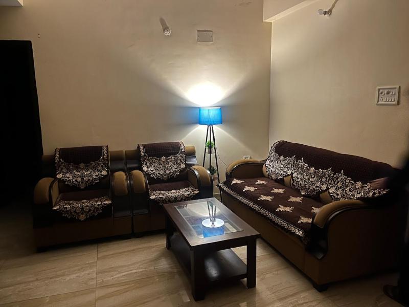Grand 3BHK Apartment in Prime Area - image 8