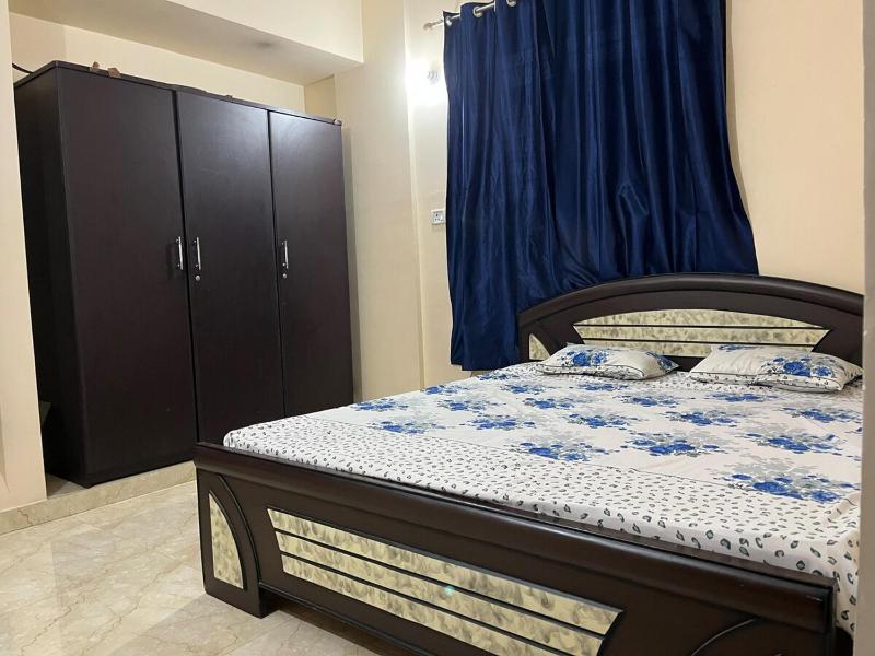 Grand 3BHK Apartment in Prime Area - image 16