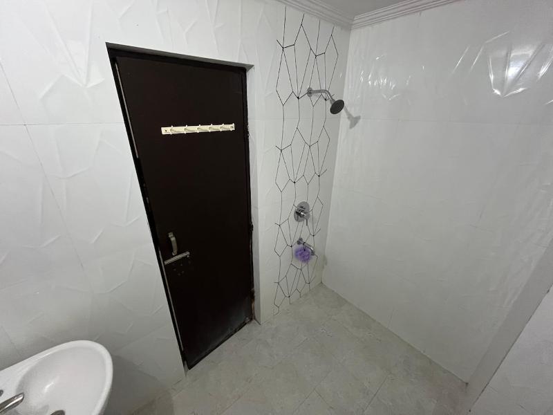 Grand 3BHK Apartment in Prime Area - image 7