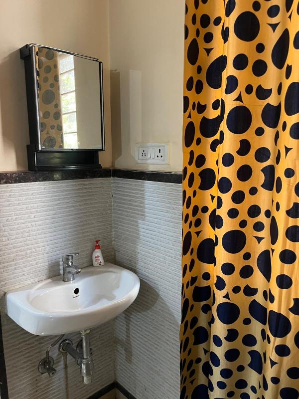 Grand 3BHK Apartment in Prime Area - image 21
