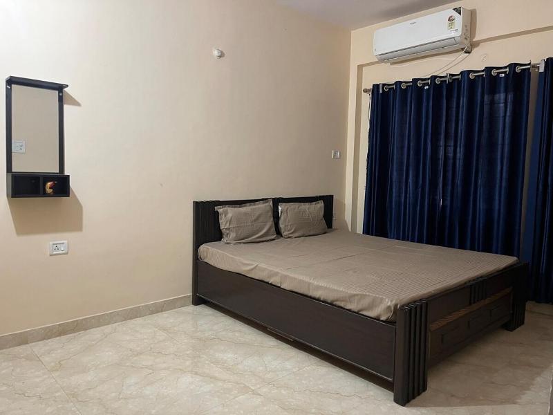 Grand 3BHK Apartment in Prime Area - image 3