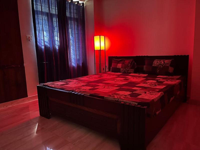 Grand 3BHK Apartment in Prime Area - image 6