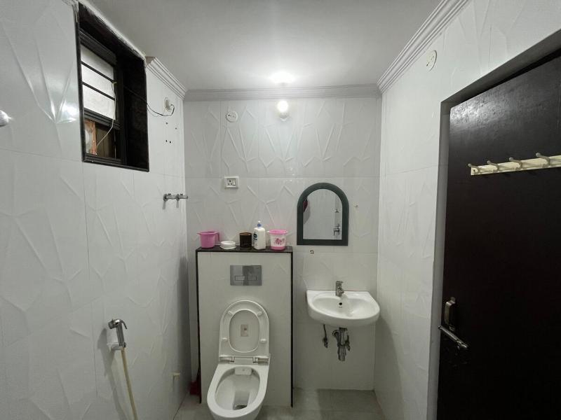 Grand 3BHK Apartment in Prime Area - image 13