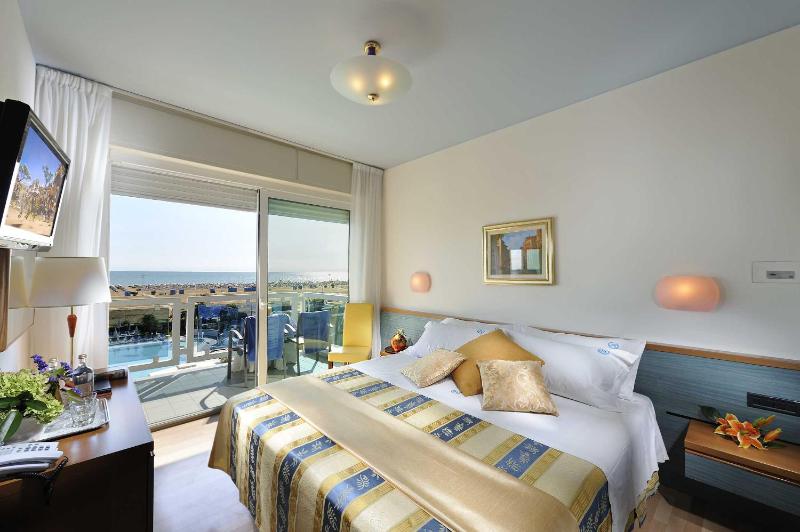 Double or Twin Room with Sea View image 2