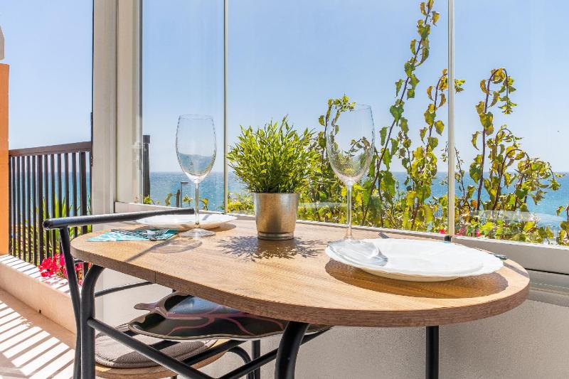 Cubo's El Faro Beach Apartment with Pool - image 18