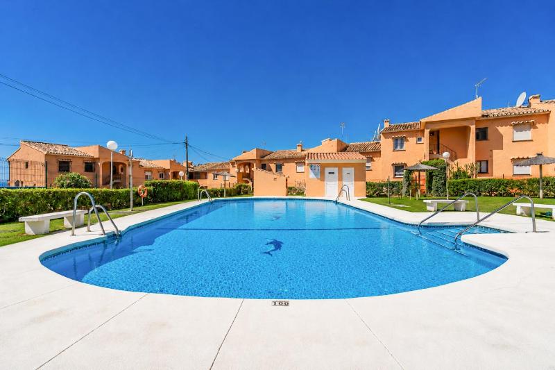 Cubo's El Faro Beach Apartment with Pool - image 36