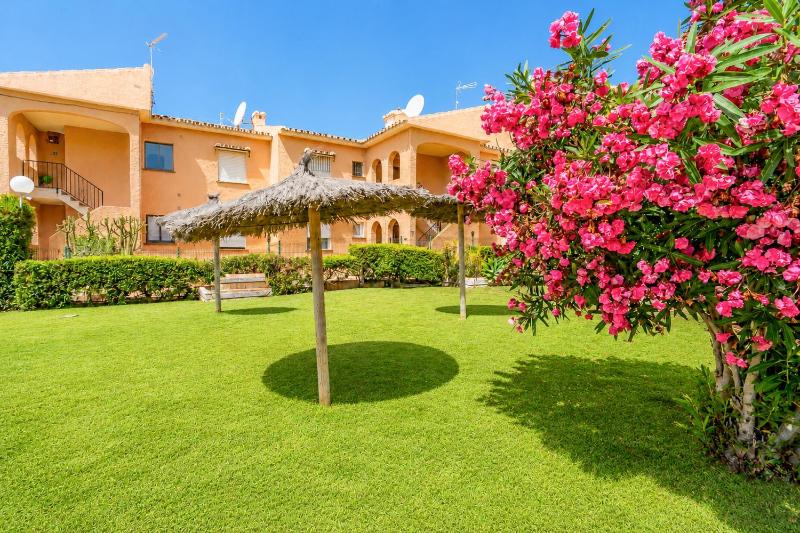 Cubo's El Faro Beach Apartment with Pool - image 26