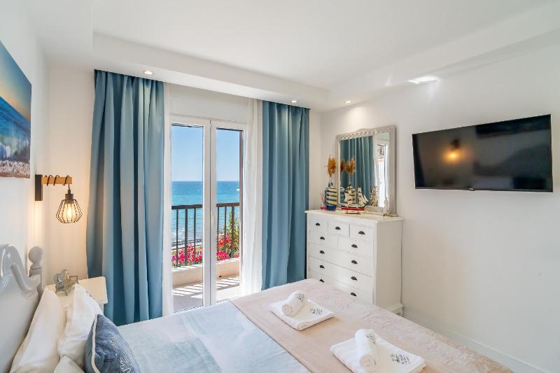 Cubo's El Faro Beach Apartment with Pool - image 10