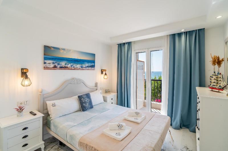 Cubo's El Faro Beach Apartment with Pool - image 35