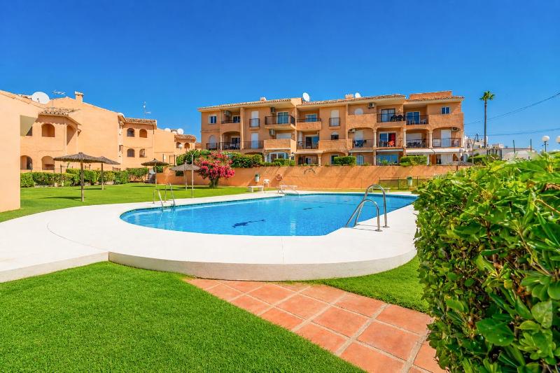 Cubo's El Faro Beach Apartment with Pool - image 12