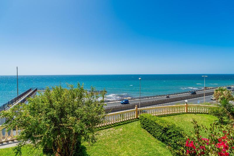 Cubo's El Faro Beach Apartment with Pool - image 25