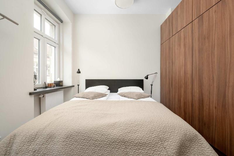 Cozy Apartment on the Main Square in Wrocław by Noclegi Renters - image 9