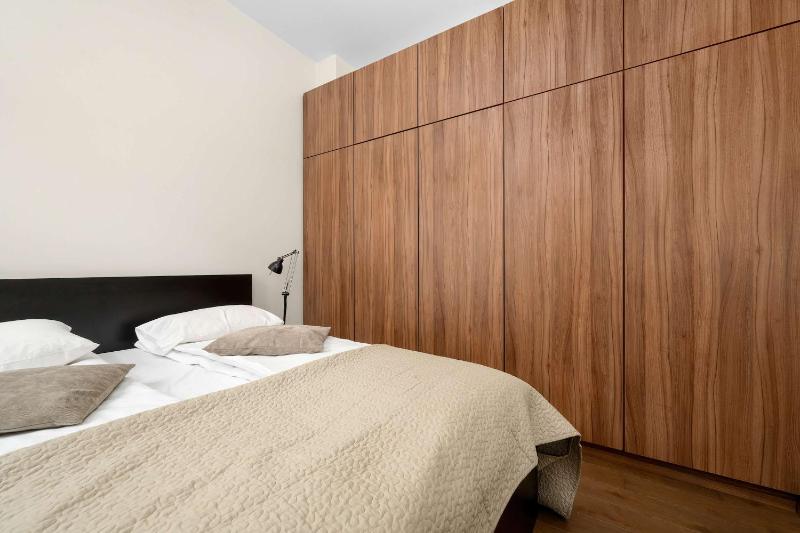Cozy Apartment on the Main Square in Wrocław by Noclegi Renters - image 10