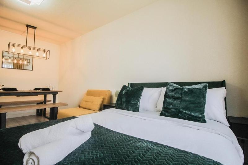 Hockley 4-Bed Sleeps 13 w Garden & Free Parking - image 15