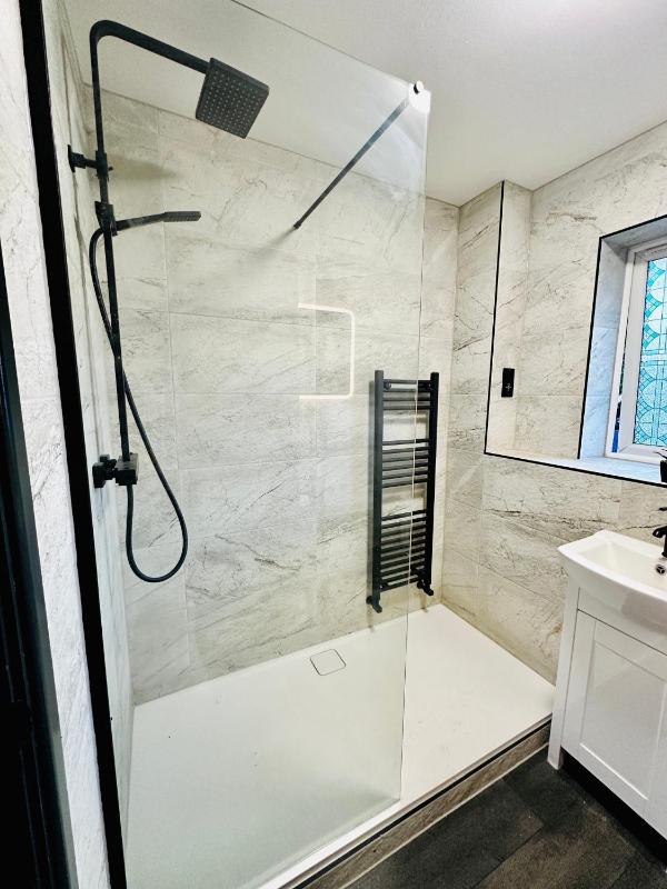 Hockley 4-Bed Sleeps 13 w Garden & Free Parking - image 6