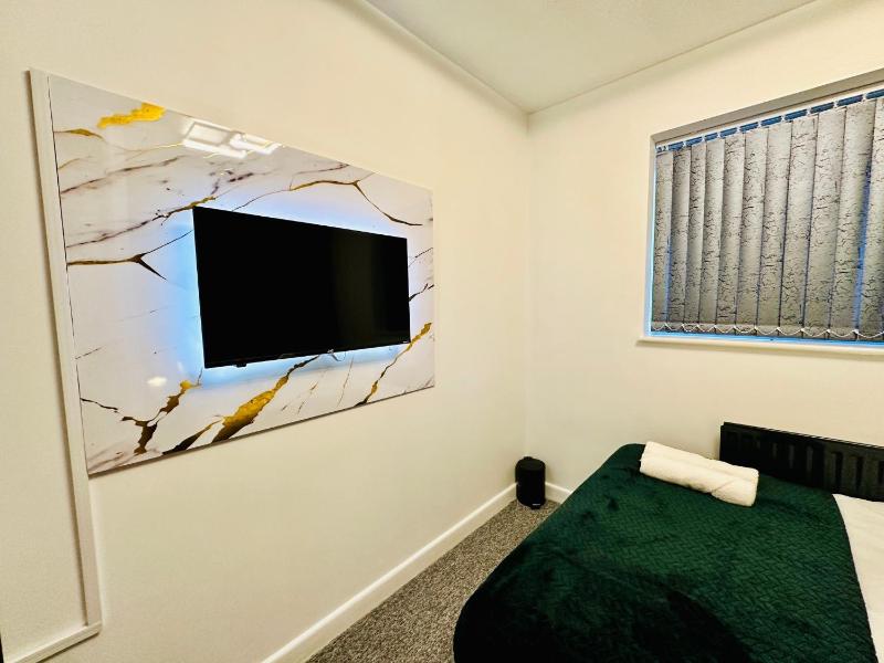 Hockley 4-Bed Sleeps 13 w Garden & Free Parking - image 9