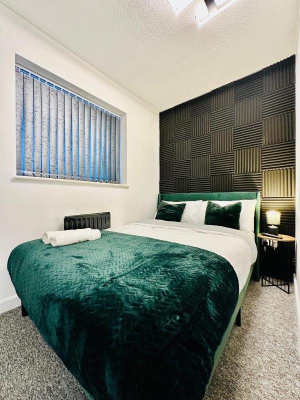 Hockley 4-Bed Sleeps 13 w Garden & Free Parking - image 7