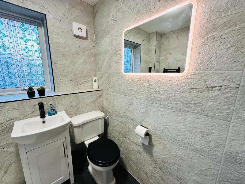 Hockley 4-Bed Sleeps 13 w Garden & Free Parking - image 13
