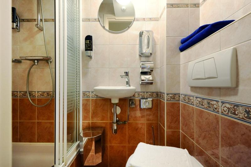 Single Room image 4