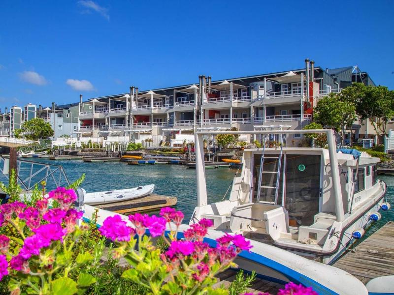 Modern Apartment with Jetty - image 10
