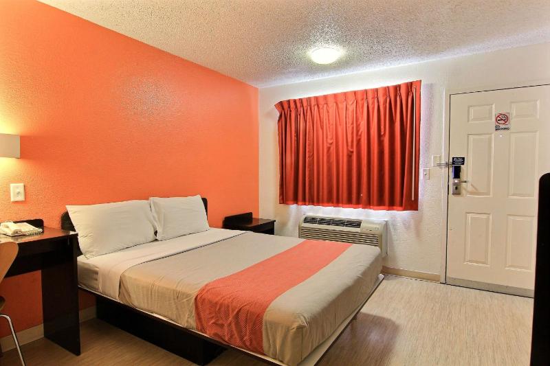 Queen Room image 2