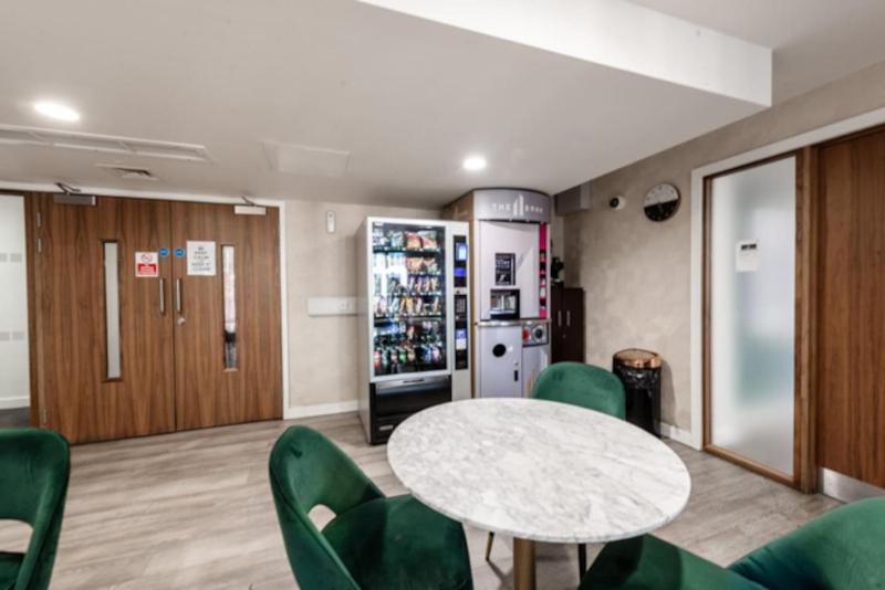 road Street Luxury 2 bed Apt Stay Gym Netflix Concierge - image 21