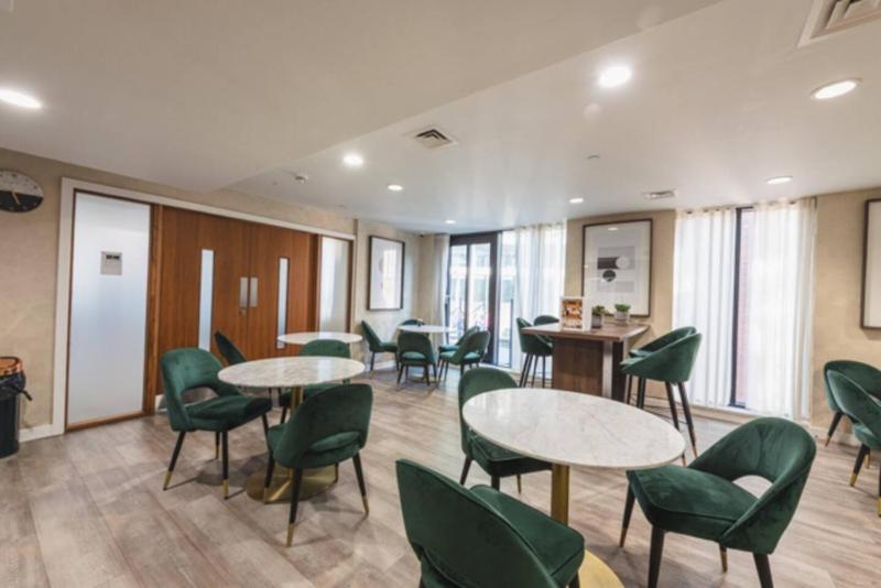 road Street Luxury 2 bed Apt Stay Gym Netflix Concierge - image 8