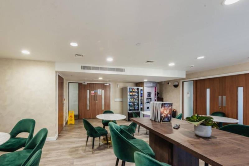 road Street Luxury 2 bed Apt Stay Gym Netflix Concierge - image 10