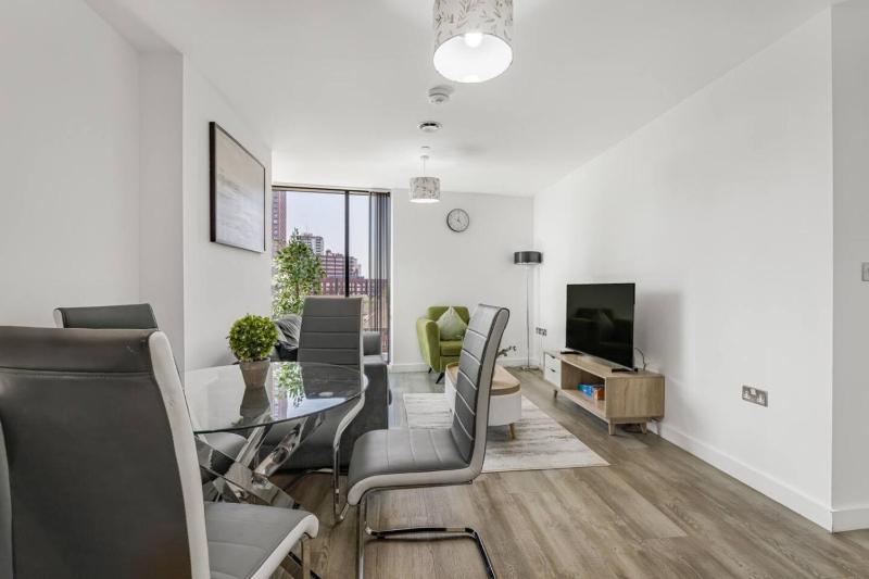 Broad Street 2 bed Apt - Nightlife Gym Concierge - image 10
