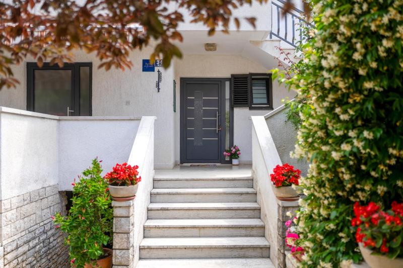 Modern apartment Sabina with nice garden - image 16