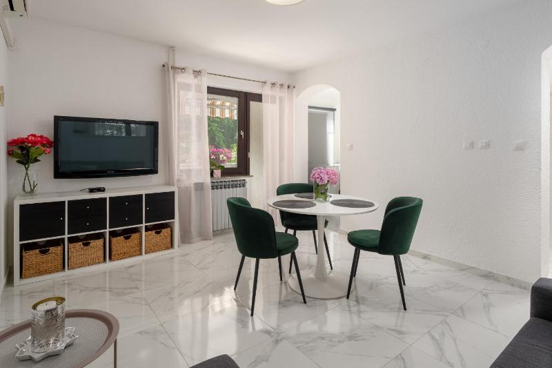 Modern apartment Sabina with nice garden - image 12