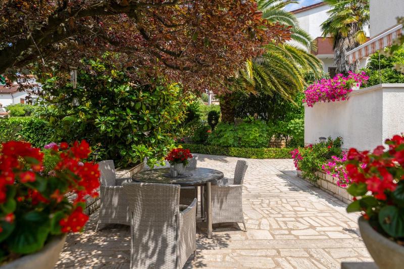 Modern apartment Sabina with nice garden - image 13