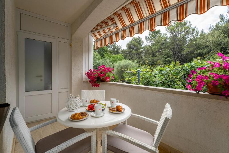Modern apartment Sabina with nice garden - image 4