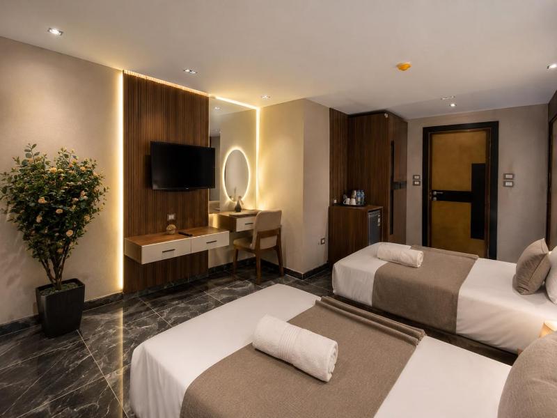 Black pyramids view inn - image 3
