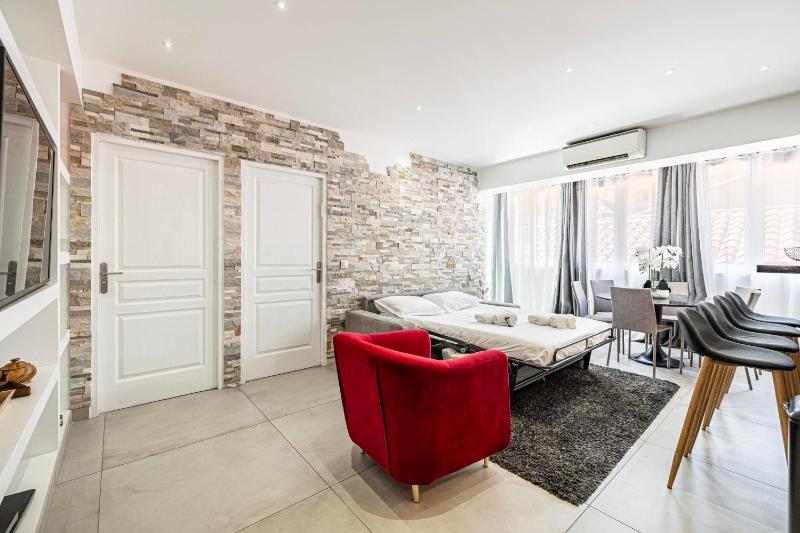 54 LOR - 2-bedroom apartment Cannes Banane near the Palais - image 14