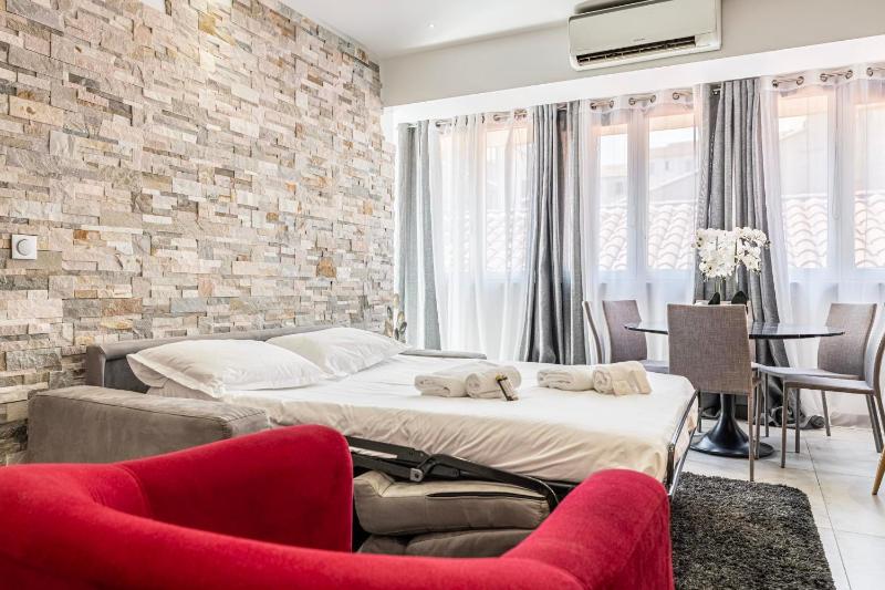 54 LOR - 2-bedroom apartment Cannes Banane near the Palais - image 9