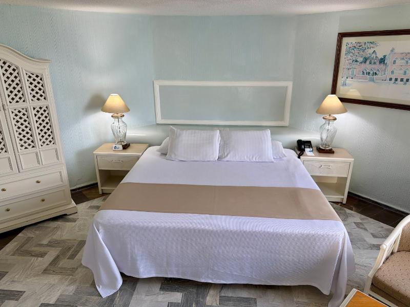 Hotel Acapulco Malibu - image 36