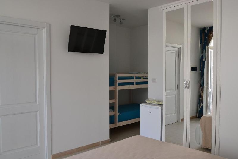 Double Room with Patio image 4
