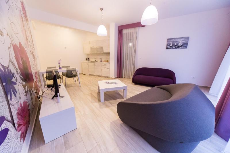 One-Bedroom Apartment with Balcony and Garden View image 2