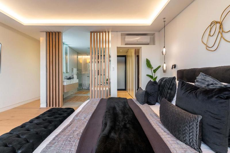 Terrace Royale Apt Camps Bay - Walk to beach Pool - image 2