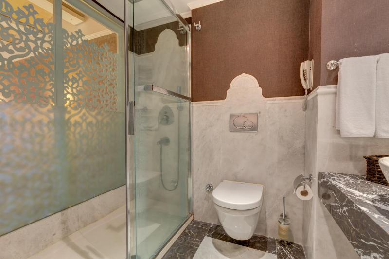 Deluxe Double Room with Balcony image 4