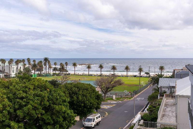 Beachside Villa - 2 minute walk to Camps Bay Beach - image 1