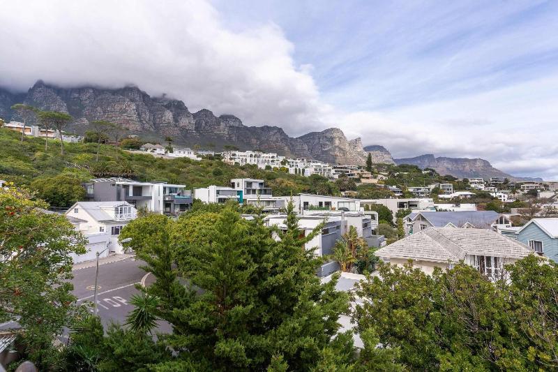Beachside Villa - 2 minute walk to Camps Bay Beach - image 6