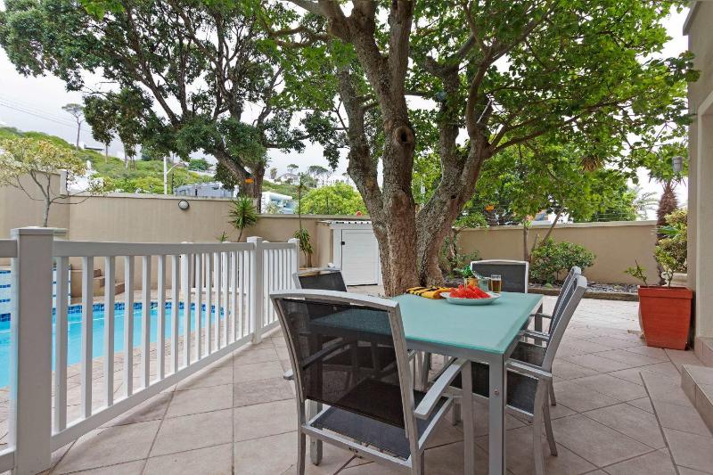 Beachside Villa - 2 minute walk to Camps Bay Beach - image 9